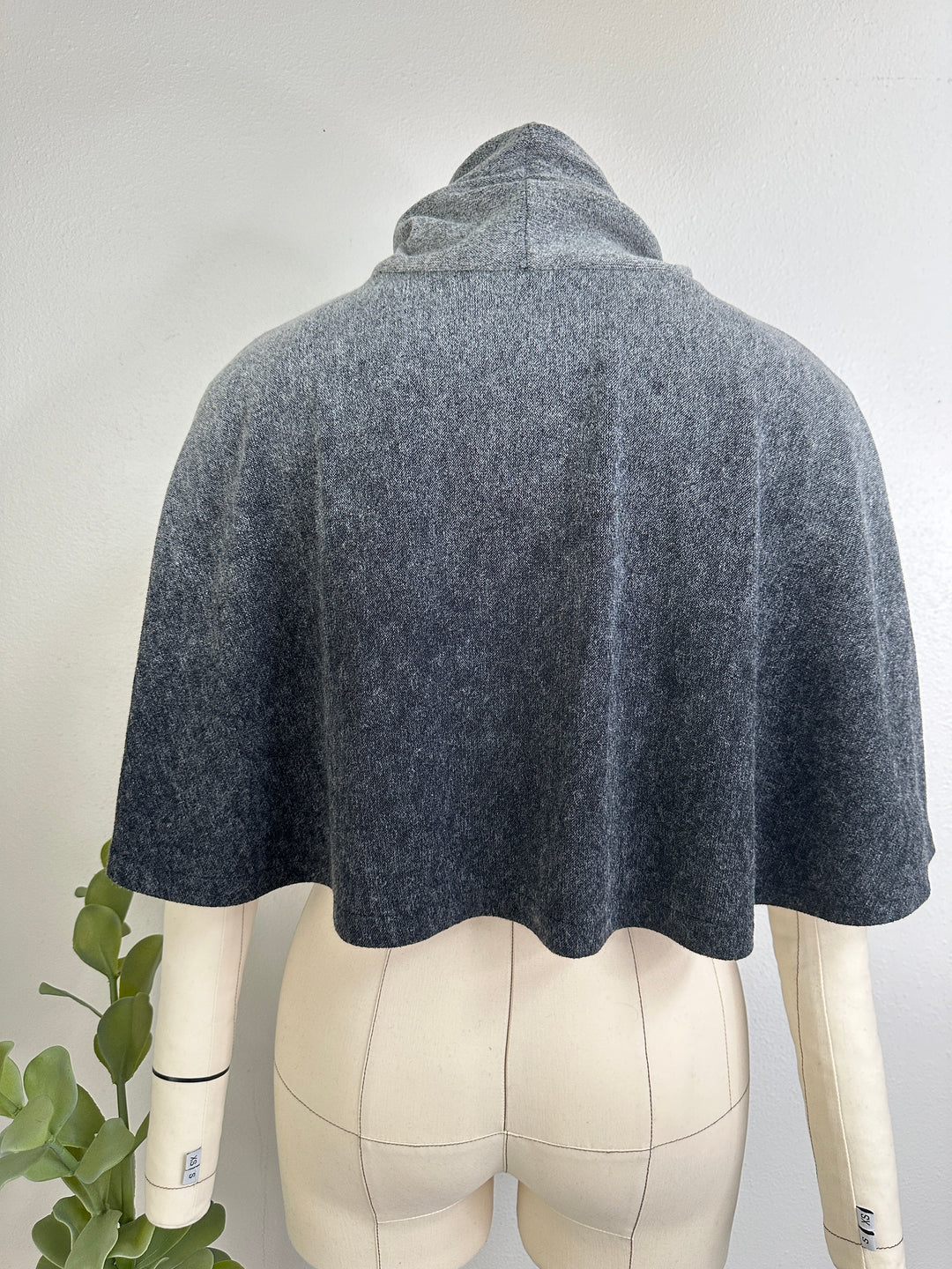 Black/Gray Hombre Capelet