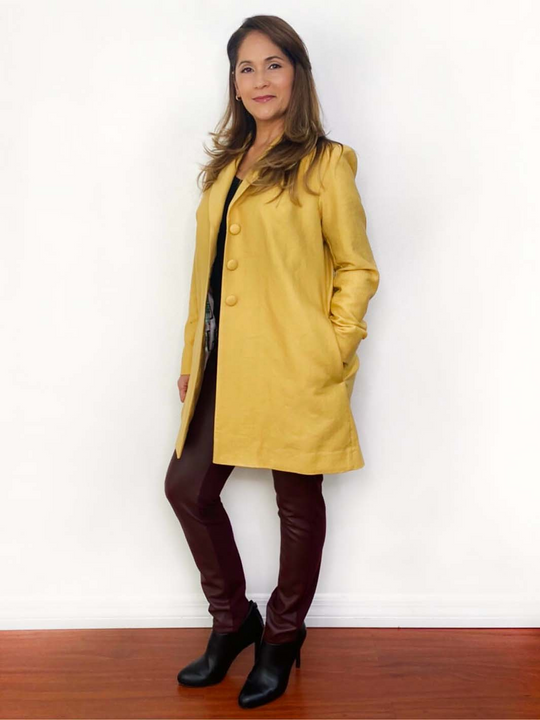 Petite coat with two-piece sleeve and hem just above the knee